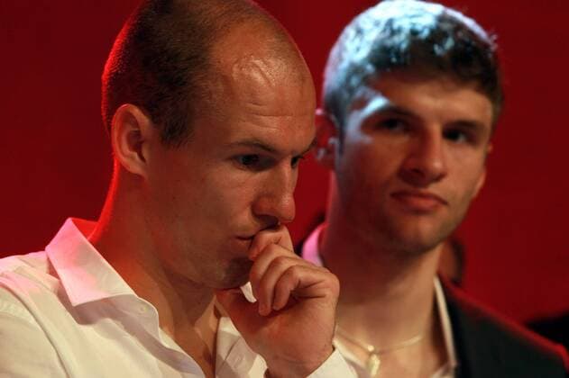 Arjen Robben (L) of Bayern Muenchen looks on with his team mate Thomas Mueller (R) - Champions League Final, FC Bayern Muenchen - May 22, 2010 in Madrid - Thomas Mueller; Arjen Robben  o0 enttäuscht nachdenklich o00 privat