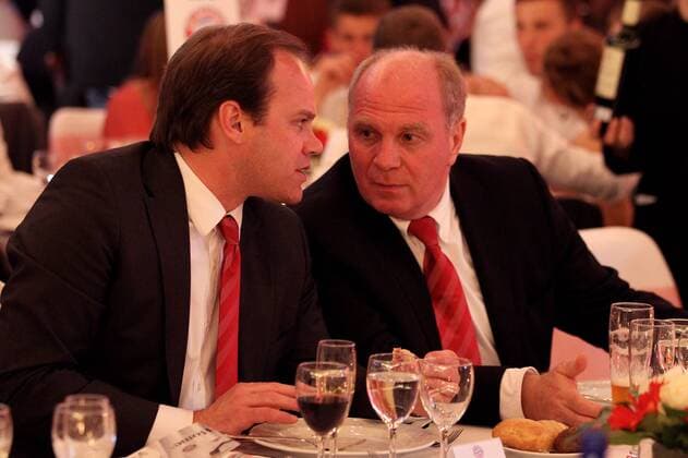 Sporting director Christian Nerlinger (L) talks to Uli Hoeness, President of Bayern Muenchen - Champions League Final, FC Bayern Muenchen - May 22, 2010 in Madrid - Christian Nerlinger; Uli Hoeness o0 Funktionär