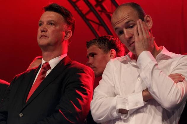 Louis van Gaal (L), head coach of Bayern Muenchen looks on with his player Arjen Robben - Champions League Final, FC Bayern Muenchen - May 22, 2010 in Madrid - Louis van Gaal; Arjen Robben o0 enttäuscht o00 privat