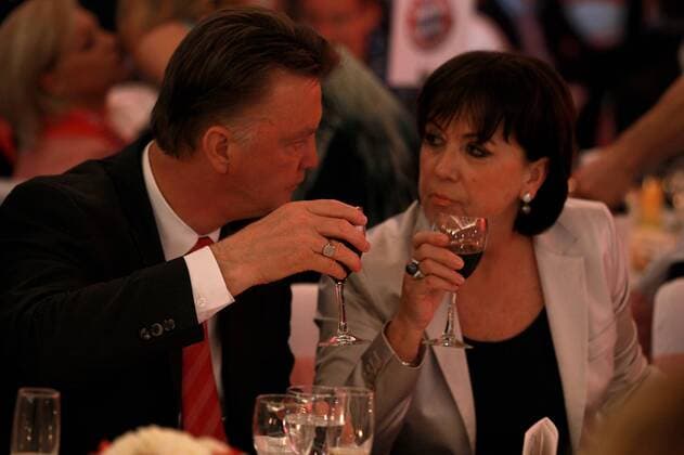 Louis van Gaal, head coach of Bayern Muenchen talks to his wife Truus van Gaal during the UEFA Champions League Final match between FC Bayern Muenchen and Inter Milan - May 22, 2010 in Madrid - Louis van Gaal; Truus van Gaal  o0 Familie privat Frau