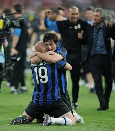 CHAMPIONS LEAGUE FINALE SAISON 2009 2010 FC Bayern Muenchen - Inter Mailand 22.05.2010 JUBEL Inter; Zweifacher Torschuetze Diego Milito (re) umarmt Esteban Cambiasso  o0 Freude