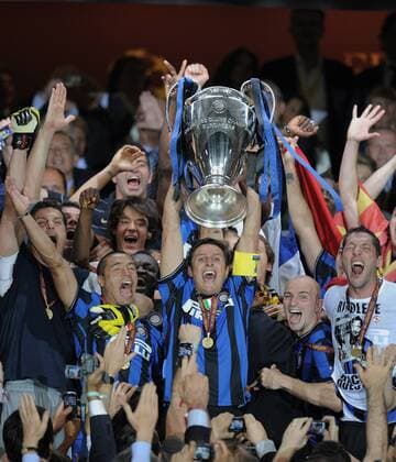 CHAMPIONS LEAGUE FINALE SAISON 2009 2010 FC Bayern Muenchen - Inter Mailand 22.05.2010 JUBEL Inter; Julio Cesar, Ivan Ramiro Cordoba, Javier Zanetti mit Champions League Pokal, Esteban Matias Cambiasso und Marco Materazzi (v.li.)  o0 Freude