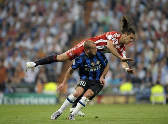 22.05.2010, Fussball UEFA Championsleague-Finale 2010, FC Bayern München - Inter Mailand (blue), im Bernabeu-Stadion Madrid, Martin Demichelis (Bayern, o.) fliegt über Wesley Sneijder (Inter Mailand) .