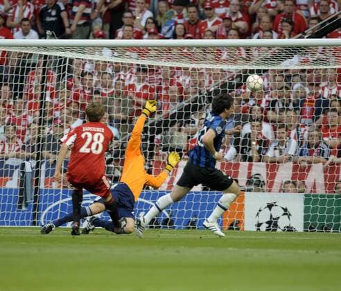 22.05.2010, Fussball UEFA Championsleague-Finale 2010, FC Bayern München - Inter Mailand (blue), im Bernabeu-Stadion Madrid, Tor: Diego Milito (re, Inter Mailand) zieht ab und trifft zum 0:1 vorbei an Holger Badstuber (li, Bayern) und Torwart Hans-Jörg Butt (mitte, Bayern)
