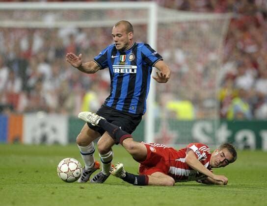 22.05.2010, Fussball UEFA Championsleague-Finale 2010, FC Bayern München - Inter Mailand (blue), im Bernabeu-Stadion Madrid, Wesley Sneijder (Inter Mailand) gegen Philipp Lahm (Bayern, re.) .