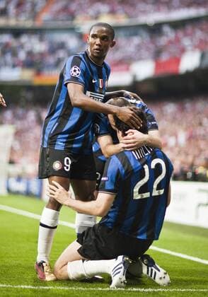 Torjubel: Samuel Etoo (Mailand, li.), Goran Pandev (Mailand, re.) und Diego Milito (Mailand) - Madrid, Champions League Finale, FC Bayern München - Inter Mailand (blue) o0 Eto o