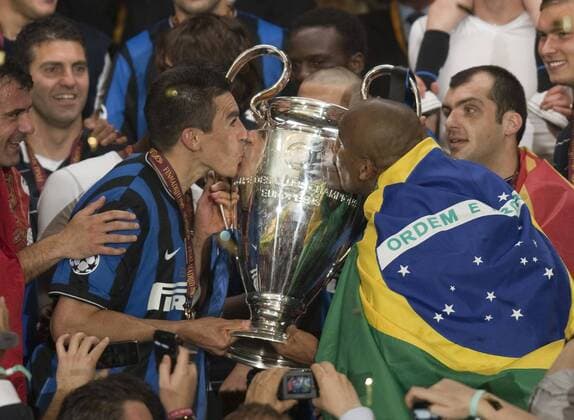 Lucio (Mailand, li.) und Maicon (Mailand) küssen den Pokal - Madrid, Champions League Finale, FC Bayern München - Inter Mailand (blue) o0 Jubel Freude Trophäe Objekte Feier