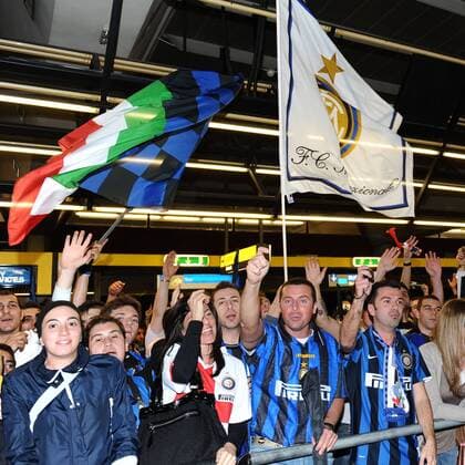 Fans feiern die Ankunft von Inter Mailand am Flughafen Malpensa  o0 Zuschauer Fahne, Fanfahne, Fanfahnen, Objekte Jubel Freude