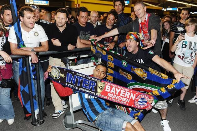 Fans feiern die Ankunft von Inter Mailand am Flughafen Malpensa  o0 Zuschauer Jubel Freude