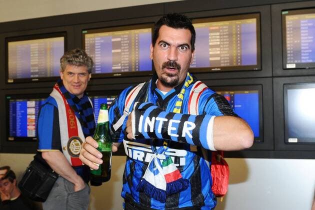 Fans feiern die Ankunft von Inter Mailand am Flughafen Malpensa  o0 Zuschauer Jubel Freude Schriftzug Arm Gips