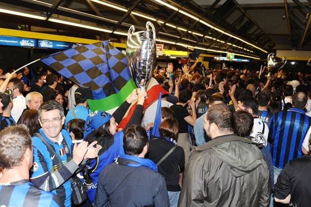 Fans feiern die Ankunft von Inter Mailand am Flughafen Malpensa  o0 Zuschauer Attrappe Imitat Nachbildung Pokal Objekte Jubel Freude Totale
