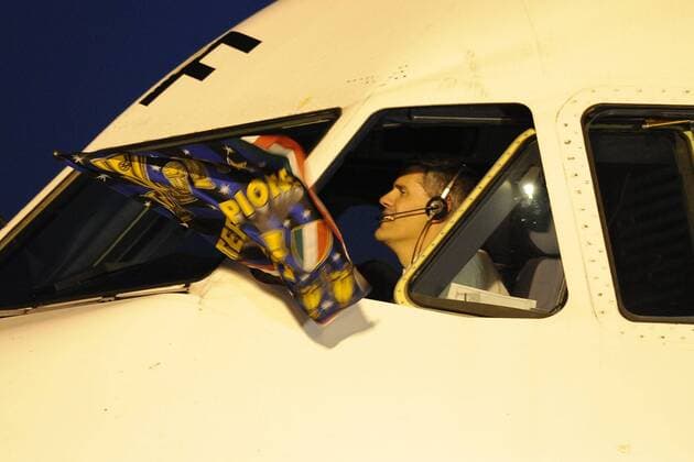 Ankunft von Inter Mailand am Flughafen Malpensa - der Pilot hält eine Vereinsfahne aus dem Flugzeug  o0 Objekte Fahne, Fanfahne, Fanfahnen,
