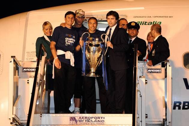 Ankunft von Inter Mailand am Flughafen Malpensa - (L-R) Javier Zanetti, Ivan Cordoba und Angelo Moratti (Sohn von Inter Präsident Massimo) mit der Champions League Trophäe  o0 Familie privat Trophäe Pokal Objekte