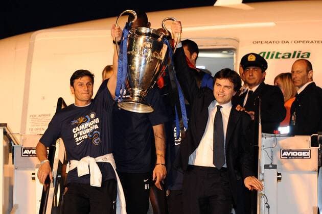 Ankunft von Inter Mailand am Flughafen Malpensa - Javier Zanetti und Angelo Moratti (Sohn von Inter Präsident Massimo) mit der Champions League Trophäe  o0 Familie privat Trophäe Pokal Objekte