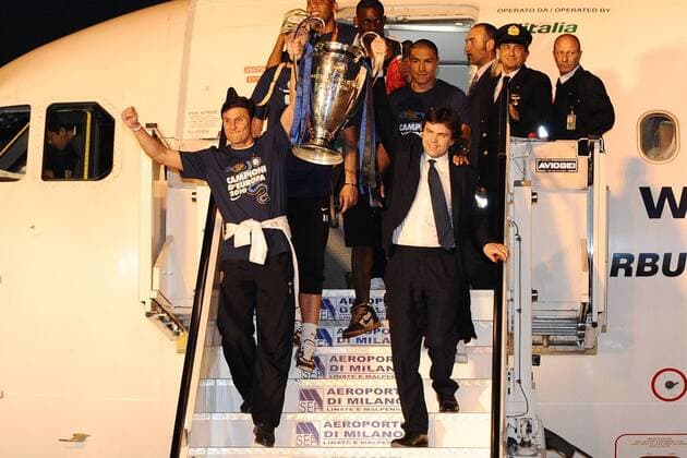 Ankunft von Inter Mailand am Flughafen Malpensa - Javier Zanetti und Angelo Moratti (Sohn von Inter Präsident Massimo) mit der Champions League Trophäe  o0 Familie privat Trophäe Pokal Objekte
