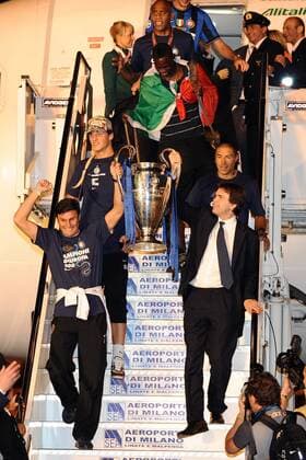 Ankunft von Inter Mailand am Flughafen Malpensa - Javier Zanetti und Angelo Moratti (Sohn von Inter Präsident Massimo) mit der Champions League Trophäe  o0 Familie privat Trophäe Pokal Objekte