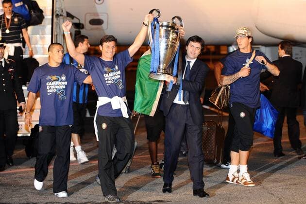 Ankunft von Inter Mailand am Flughafen Malpensa - Ivan Cordoba, Javier Zanetti und Angelo Moratti (Sohn von Inter Präsident Massimo) mit der Champions League Trophäe  o0 Familie privat Trophäe Pokal Objekte