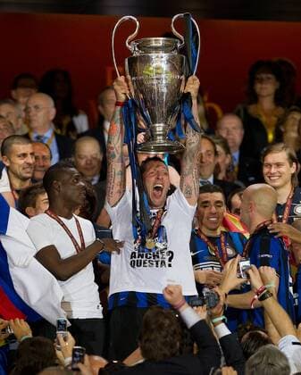 CHAMPIONS LEAGUE FINALE SAISON 2009 2010 FC Bayern Muenchen - Inter Mailand 22.05.2010 JUBEL Marco Materazzi (Inter) mit Champions League Pokal  o0 Feier Freude Trophäe Objekte
