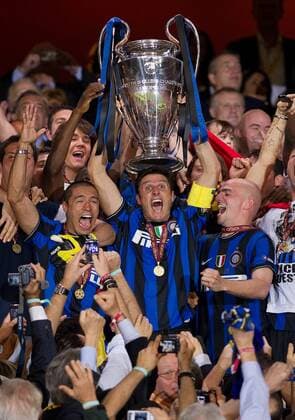 CHAMPIONS LEAGUE FINALE SAISON 2009 2010 FC Bayern Muenchen - Inter Mailand 22.05.2010 JUBEL Javier Zanetti (Inter) mit dem Champions League Pokal  o0 Feier Freude Trophäe Objekte