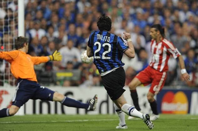 Diego MILITO (Mailand, Mitte) schiesst das Tor zum 2-0 gegen Torwart Hans Joerg BUTT (Bayern Muenchen) und Martin DEMICHELIS (Bayern Muenchen) - Champions League Finale 2010, FC Bayern Muenchen - Inter Mailand, am 22.05.2010 in Madrid