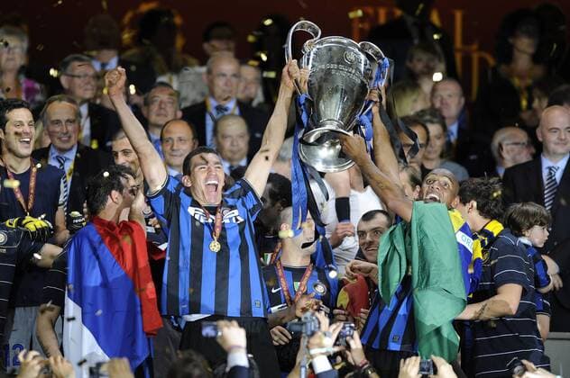 V.li: LUCIO (li.)und MAICON (beide Mailand) mit dem Pokal - Champions League Finale 2010, FC Bayern Muenchen - Inter Mailand, am 22.05.2010 in Madrid o0 Jubel Freude Trophäe Objekte