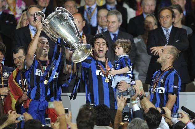 V.li: Esteban CAMBIASSO, Diego MILITO (beide Mailand) mit dem Pokal - Champions League Finale 2010, FC Bayern Muenchen - Inter Mailand, am 22.05.2010 in Madrid o0 Jubel Freude Trophäe Objekte