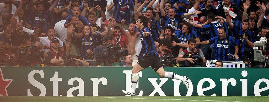 Football - Champions League Final - FC Bayern München vs. Inter Mailand (blue). Inter Milan s Diego Milito celebrates  o0 Jubel, Freude Schriftzug star Fan, Fußballfan, Publikum