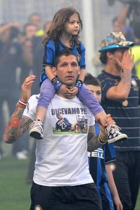 Champions League Finale 2009 2010: Inter Mailand feiert den Gewinn der Champions League 2010, Marco Materazzi und Töchterchen Anna  o0 Jubel, Freude, Kind, tochter, Mädchen, Familie,