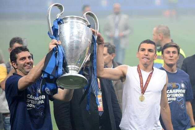Inter Mailand feiert den Sieg der Champions League 2009 2010 im Giuseppe Meazza Stadion in Mailand - Paolo Orlandoni, Lucio und Javier Zanetti (v.li.) -  o0 Jubel, Freude, Pokal, Trophäe Objekte