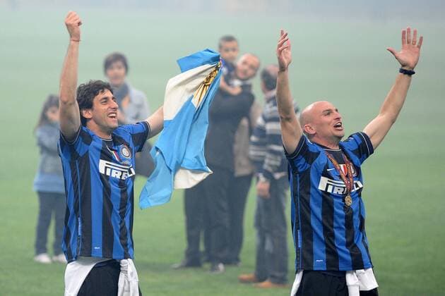 Inter Mailand feiert den Sieg der Champions League 2009 2010 im Giuseppe Meazza Stadion in Mailand - Diego Milito (li.) und Esteban Cambiasso  o0 Jubel, Freude