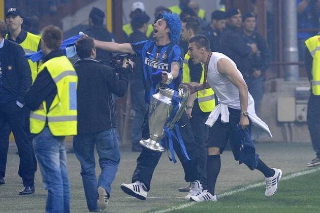 Inter Mailand feiert den Sieg der Champions League 2009 2010 im Giuseppe Meazza Stadion in Mailand - Thiago Motta und Lucio (re.) -  o0 Jubel, Freude, Pokal, Trophäe Objekte