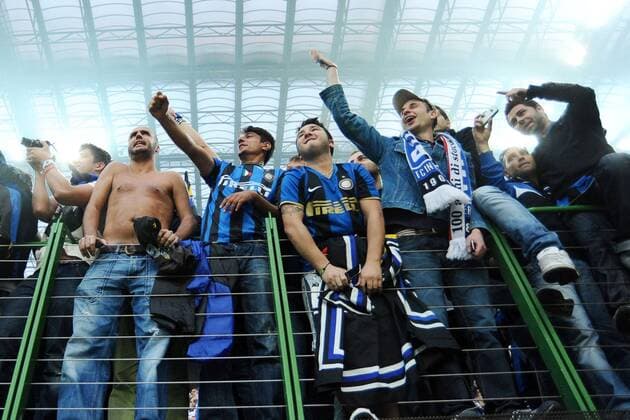 Fans von Inter Mailand feiern den Sieg der Champions League im Giuseppe Meazza Stadion - Inter Fans -  o0 Fan, Fußballfan, Publikum Jubel, Freude