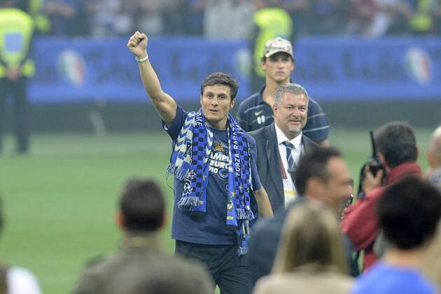 Inter Mailand feiert den Sieg der Champions League 2009 2010 im Giuseppe Meazza Stadion in Mailand - Javier Zanetti (li.) -  o0 Jubel, Freude
