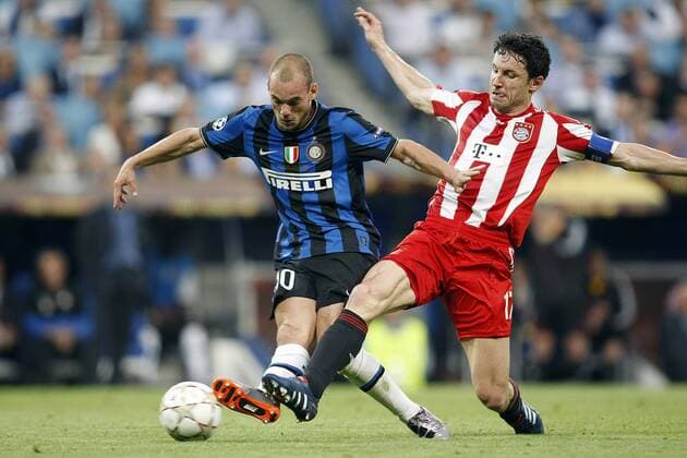 22.05.2010, Champions League Finale, FC BAYERN MÜNCHEN (rot) - INTER MAILAND (blau): Wesley Sneijder (li.) gegen Mark van Bommel (Bayern München) --ONLY IN GERMANY--