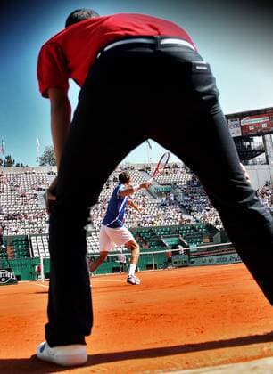TENNIS - ATP, French Open 2010 PARIS,FRANKREICH,23.MAI.10 - TENNIS - ATP World Tour, Grand Slam, Roland Garros French Open 2010. Bild zeigt ein Marin Cilic (CRO) durch die Beine eines Linienrichters.  o0 Linienrichter, Perspektive, durchblick