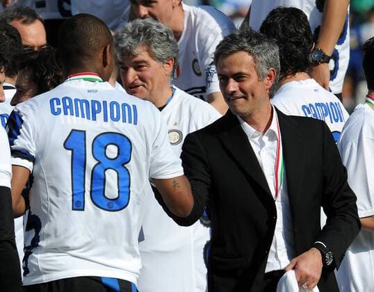 FUSSBALL INTERNATIONAL SERIE A SAISON 2009 2010 AC Siena - Inter Mailand 16.05.2010 INTER MAILAND IST ITALIENISCHER MEISTER Trainer Jose Mourinho (Inter, re)  o0 Siegerehrung
