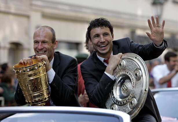 23.05.2010, Fussball 1.Bundesliga, FC Bayern München feiert den Gewinn der deutschen Meisterschaft und des DFB-Pokales mit einem Auto-Korso durch München. v.l. Arjen Robben (Bayern München) , Mark van Bommel (Bayern München) mit Pokal und Schale o0 Meister Meisterschaft Meisterfeier Pokalfeier Sieg Pokalsieger Jubel Freude