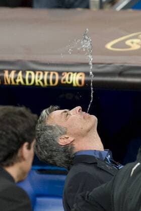 Coach Jose Mourinho (Inter), MAY 22, 2010 - Football : UEFA Champions League 2010 Final match between FC Bayern München 0-2 Inter Milan at Santiago Bernabeu stadium, Madrid, Spain,  (022322) o0 trinken, Durst, durstig, Getränk, kurios, komik