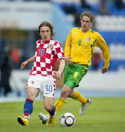 OSIJEK - Sunday, May 23, 2010: Wales David Edwards and Croatia s Luka Modric during the International Friendly match Croatia (red) vs Wales (yellow) at the Stadion Gradski Vrt. xHOCHxZWEIx xPropagandax 