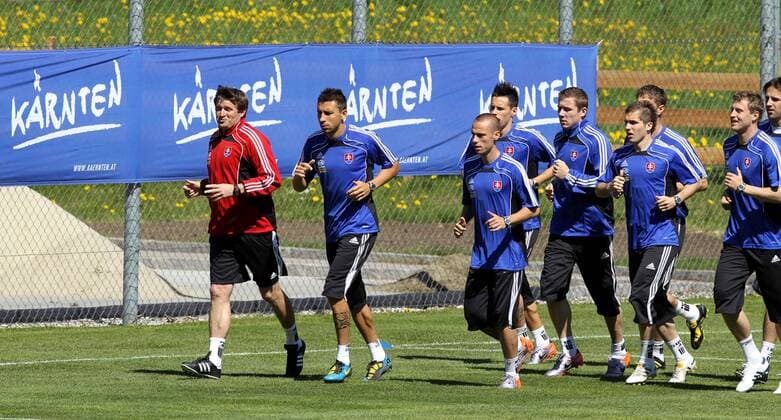 24.05.2010, Bad Kleinkirchheim - Vorbereitung von Slowakei für die WM 2010. Bild zeigt die Mannschaft von SVK.  o0 Totale Werbebande Bande Werbung Sponsor Tourismus Kärnten