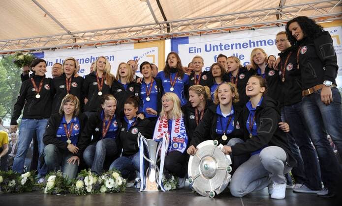 Teamfoto von Turbine Potsdam mit Meisterschale und Champions League Pokal, 1. FFC Turbine Potsdam - Empfang in Potsdam am Brandenburger Tor, Frauenfußball, Potsdam, Saison 2009 2010, 24.05.2010; o0 Deutsche Meisterschaft Double Freude Totale
