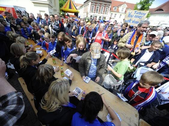 Die Spielerinnen von Potsdam geben Autogramme, 1. FFC Turbine Potsdam - Empfang in Potsdam am Brandenburger Tor, Frauenfußball, Potsdam, Saison 2009 2010, 24.05.2010; o0 Totale Fans Zuschauer