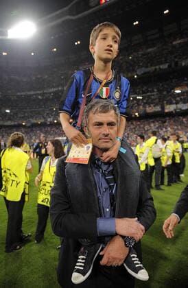 MADRID - FUSSBALL CHAMPIONS LEAGUE FINALE SAISON 2009 2010 Inter Mailand gewinnt die Champions League 2010 22.05.2010: Trainer Jose Mourinho mit seinem Sohn Jose Junior  o0 Freude o0 Kind