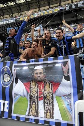 CHAMPIONS LEAGUE FINALE SAISON 2009 2010 - Inter Mailand 22.05.2010 Inter Fan mit einem Plakat von Trainer Jose Mourinho im Papst Gewand -  o00 kurios Komik