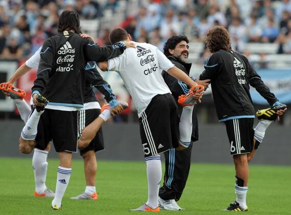 BUENOS AIRES, - Argentina s players do stretching under the lead of coach Diego Armando Maradona (2nd, R) before their friendly match against Canada held in Buenos Aires, Argentina, May 24, 2010. (8)  o0 Jubel Freude o0 Nationaltrainer