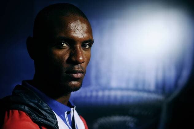Eric Abidal (FC Barcelona FRA) - Primera Division 2009 2010 --- xVIxKikexdelxOlmoxIVx 116131 o0 privat Fotostudio Studioaufnahme