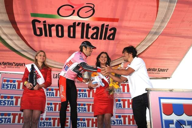 2010, Giro d Italia, stage 16: San Vigilio di Marebbe - Plan de Corones , Caisse d Epargne 2010, David Arroyo (L) , Fernando Alonso (ESP) ,  o0 Freude Siegerehrung o0 Motorsport F1 Formel 1 privat