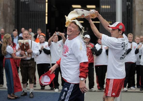 Fussball Bundesliga 2009 2010 Hertha BSC Berlin - FC Bayern Muenchen, Mark VAN BOMMEL (r) uebergiesst Trainer Louis VAN GAAL (FCB) mit dem Inhalt eines Dreiliter-Weissbierglases. o0 Feier Jubel Freude Weißbier kurios Komik