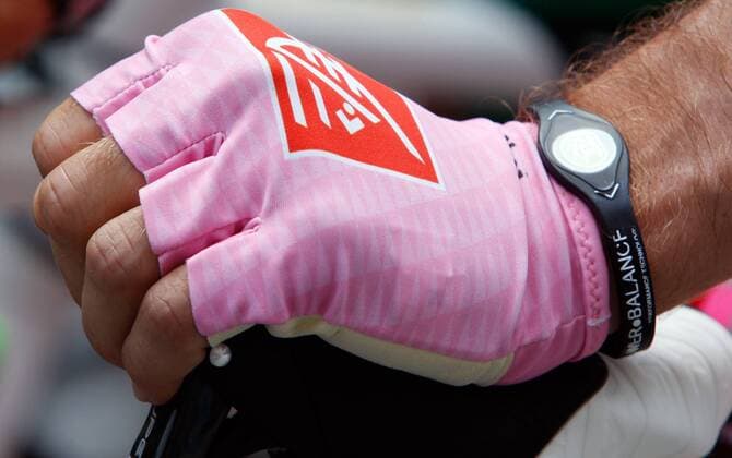 RADSPORT - Giro d Italia BRUNECK,ITALIEN,26.MAI.10 - DIVERS, RADSPORT - Giro d Italia, 17. Etappe, Brunico - Peio Terme. Bild zeigt ein Feature mit einem Handschuh. Keywords: Hand. 