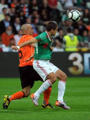 FUSSBALL - Testspiel FREIBURG,26.MAI.10 -, Laenderspiel, Niederlande vs Mexiko. Bild zeigt Demy de Zeeuw (NED l.) und Javier Chicharito Hernandez (MEX). 